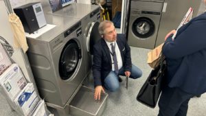 Przedstawiciel firmy Delta-Tech prezentujący innowacyjne pralki i suszarki ASKO Professional na targach Cleaning Expo 2025